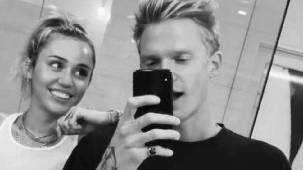 Miley Cyrus y Cody Simpson sorprenden con divertido video de baile.